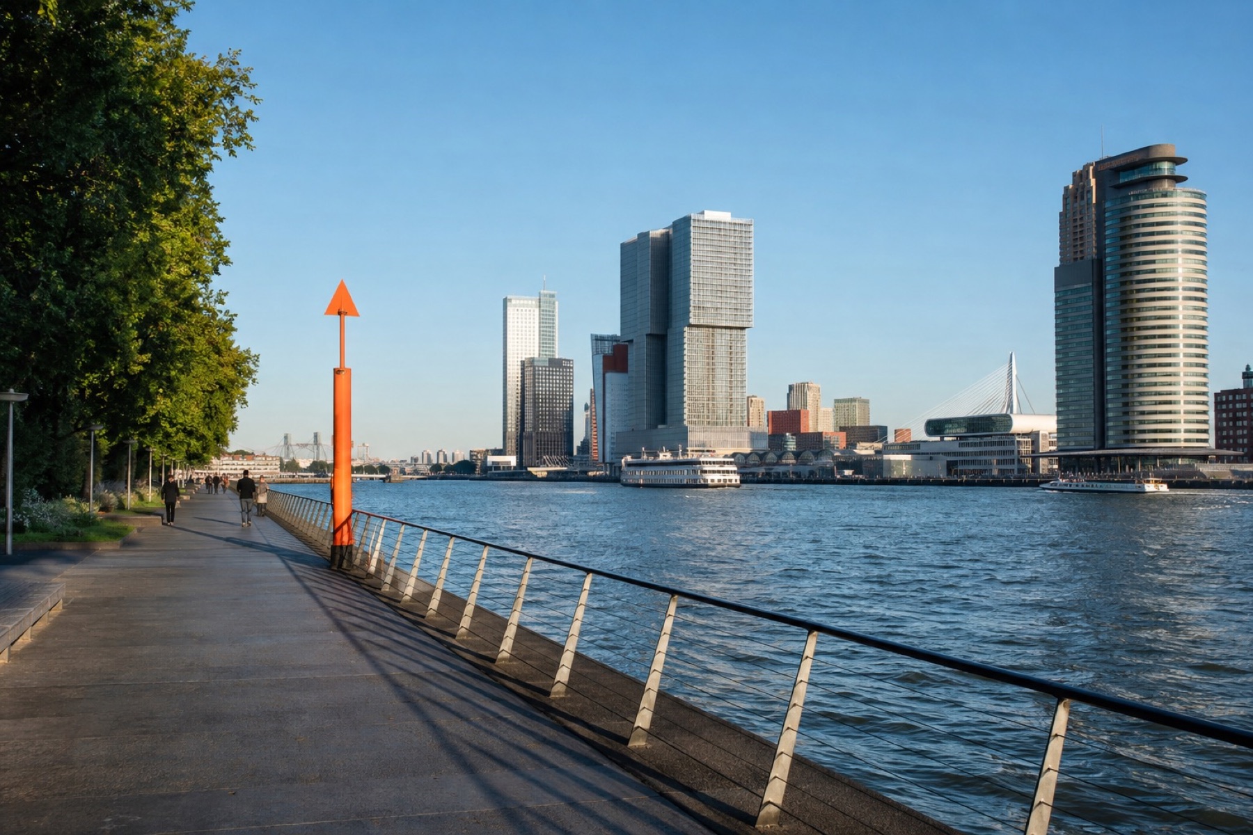 Kadepad langs de Maas met de skyline aan de overkant